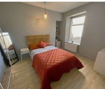 Stylish Double Rooms | Bills Inc | Sea Views 🏙️ Room 6 - Photo 3
