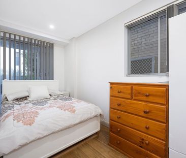Stylish Apartment Living with Bedroom Size Study and Expansive Cour... - Photo 4