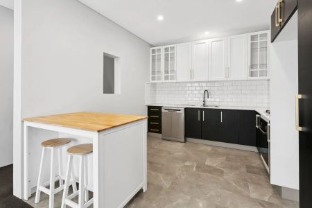 Oversized Contemporary Apartment - Photo 3