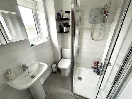 3 bedroom semi-detached house to rent - Photo 5