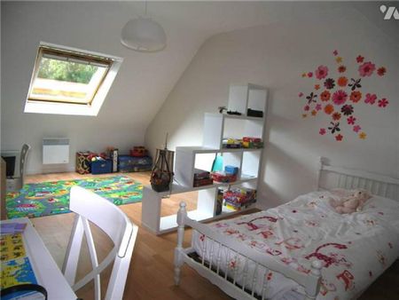 Grande maison de 2007 comprenant : entrée, cuisine aménagée et équipée, salon-séjour, une chamb... - Photo 4