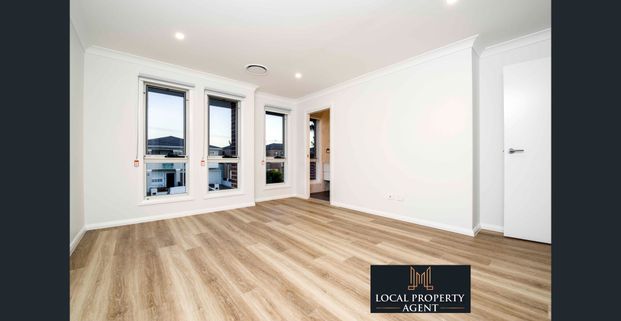 NEAR-NEW 4 BEDROOM DUPLEX MASTERPIECE – MOVE IN BEFORE CHRISTMAS! - Photo 1