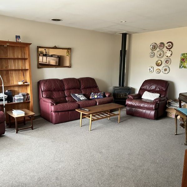 Spacious living - Photo 1