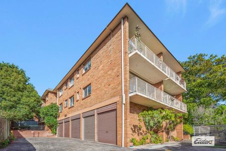 Spacious Apartment with Ocean Views in Prime City Fringe Location - Photo 3