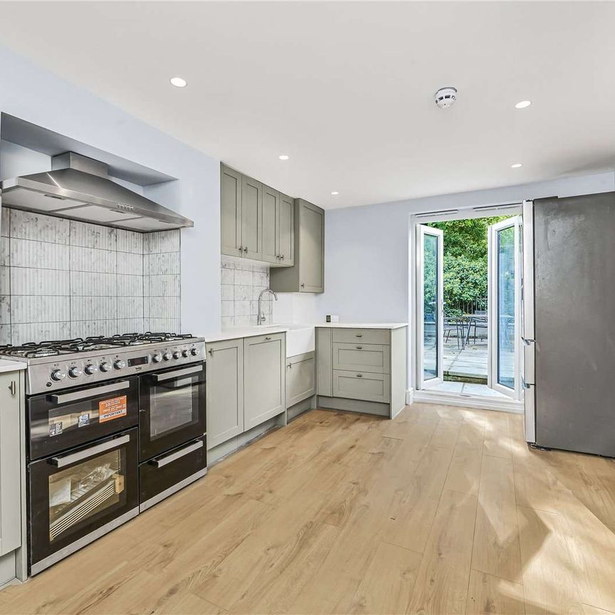 A recently refurbished five bedroom house, close to Putney High Street, Putney underground and overground station and the River Thames. - Photo 1