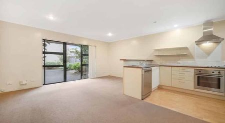 Private and spacious 3-Bedroom Townhouse in Te Atatū Peninsula - Photo 3