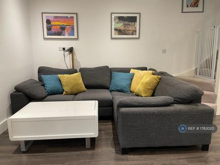 2 bedroom end of terrace house to rent - Photo 2