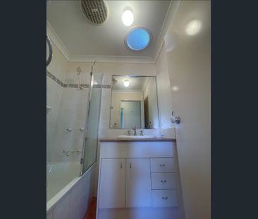 27 Poinciana Street, Wynnum West, Qld 4178 - Photo 2