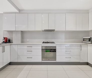 Spacious modern two-bedroom townhouse with lock-up garage - Photo 5