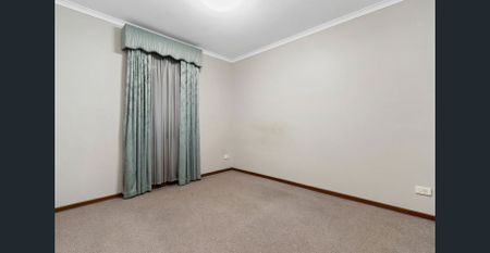 Comfortable 3-Bedroom Home with Spacious Backyard! - Photo 5