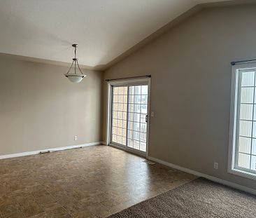 Single Garage with this PET FRIENDLY 2 Bedroom Apartment!! - Photo 2