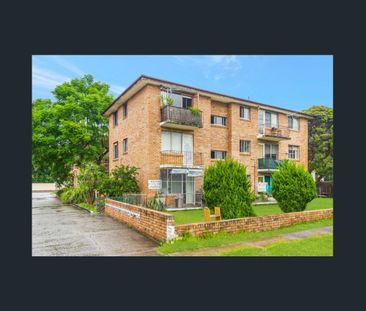 ONE BEDROOM UNIT LOCATED ON SECOND FLOOR - CLOSE TO TRAIN STATION - Photo 1