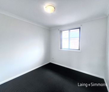 Refreshed four-bedroom townhouse near amenities - Photo 3