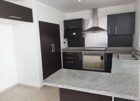 CON ALTA DEMANDA, CASA EN ESQUINA CON SALIDA A LA ALBERCA SIN ESTAR AL FRENTE, MODELO NARANJO, COCINA CON ALACENA - Photo 4
