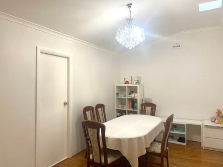 Spacious 4-Bedroom Family Home with Sunroom - Photo 2