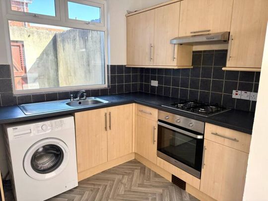 Partly Furnished 2 Bedroom Terrace - Photo 1