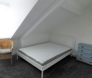 1 bedroom in a flat share to rent - Photo 2