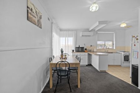 Spacious 3 Bedroom Family Home - Photo 4