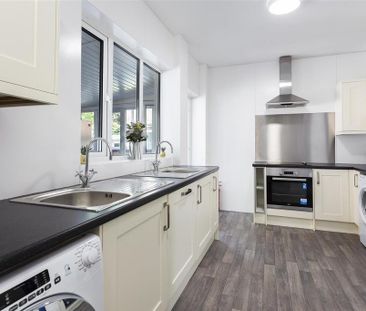 1 bedroom in a house share to rent - Photo 2