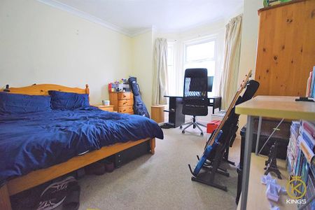 4 bedroom semi-detached house to rent - Photo 4