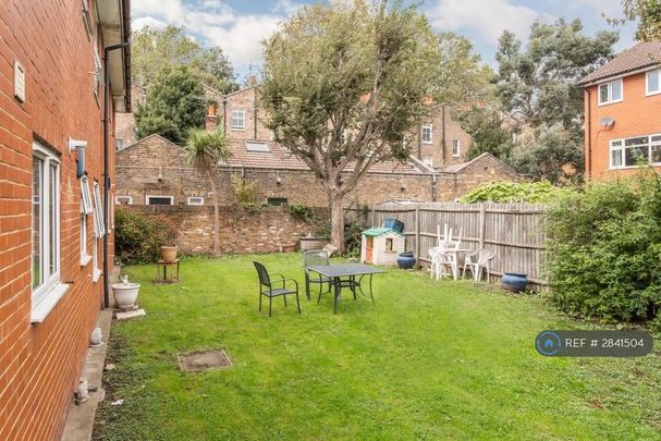 3 bedroom flat to rent - Photo 1