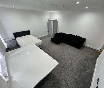 1 bedroom in a flat share to rent - Photo 1
