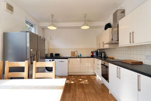 6 bedroom terraced house to rent - Photo 1