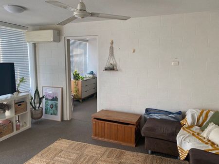 One Bedroom Unit Living in Alexandra Headland - Unfurnished - Photo 5