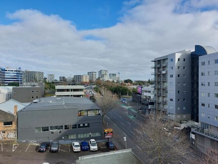 Recently Renovated Apartment - Photo 2