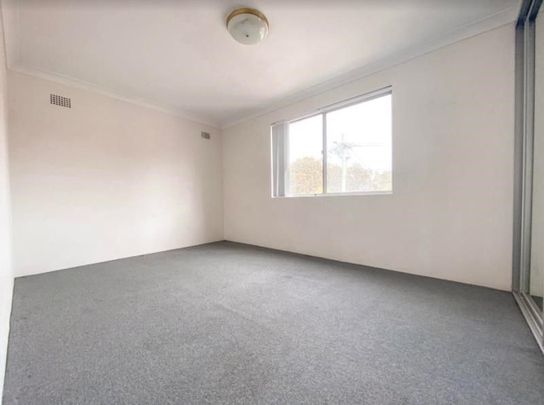 SPACIOUS TWO BEDROOM UNIT WITH LOCK UP GARAGE! - Photo 1