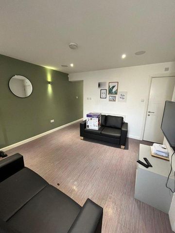 4 bedroom flat to rent - Photo 2