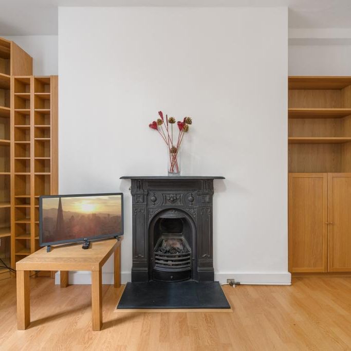 A spacious studio apartment set on the lower ground floor in Pimlico, London SW1V - Photo 1