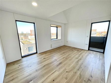 3 bedroom end of terrace house to rent - Photo 2
