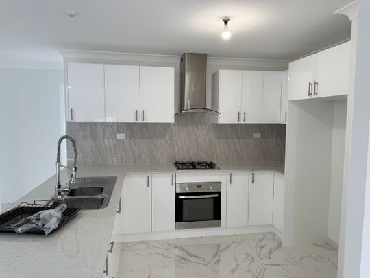 4 Bedrooms house FRESHLY PAINTED - Photo 1