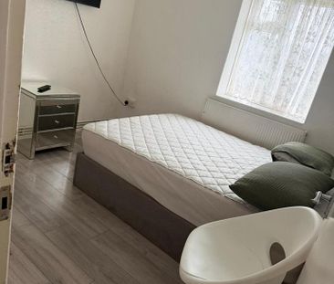 1 bedroom in a house share to rent - Photo 3