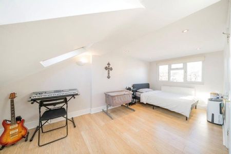 4 bedroom end of terrace house to rent - Photo 5