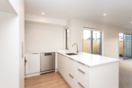 Brand new 3 bedroom – Pet Friendly townhouse with a garage! - Photo 4