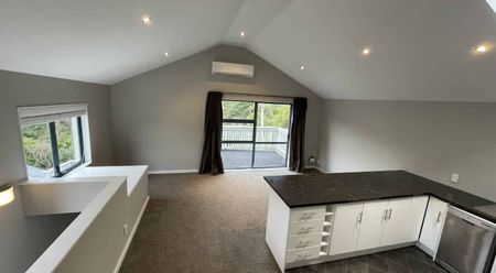Sunny 3-Bedroom Townhouse in Sought-After Wadestown - Photo 3