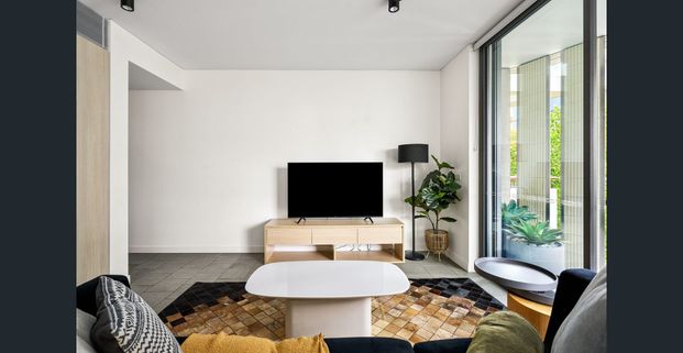 Luxe apartment in renowned Candalepas-designed building - Photo 1