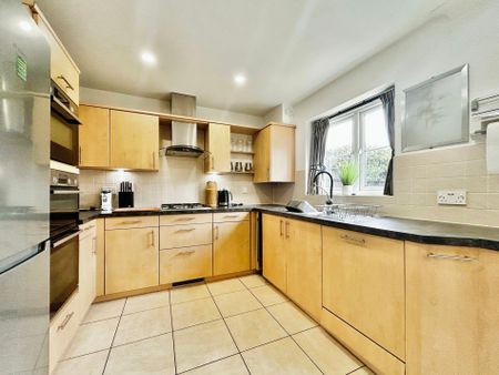 3 bed terraced house to rent in Canterbury Mews, Windsor, SL4 - Photo 2