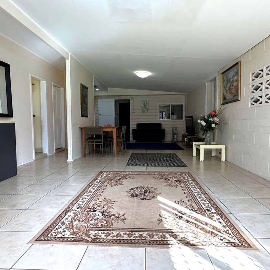 Furnished Room Opposite Major Shops - Minutes to CBD - Photo 1