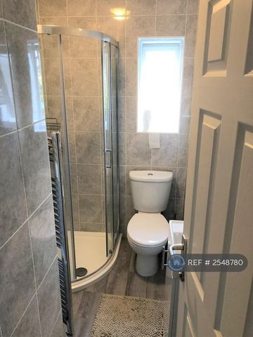1 bedroom in a house share to rent - Photo 4