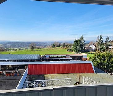 Dachgeschosswohnung mit Balkon und traumhaften Ausblick ins Grüne! - Photo 2