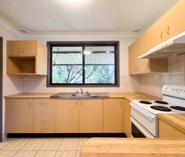 Spacious 3-Bedroom Family Home in Prime Kingswood Location - Photo 3