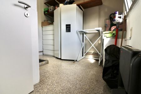 Centraal gelegen half-open bebouwing met 3 slpks, garage, tuin en terras voor 975 EUR/mnd - Photo 2