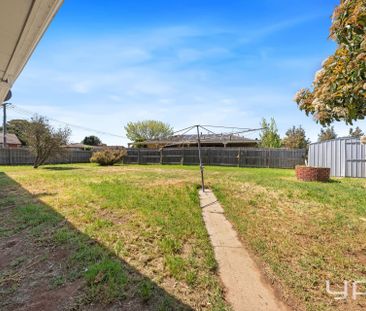 COMFORTABLE FAMILY LIVING ON A GENEROUS BLOCK! - Photo 4