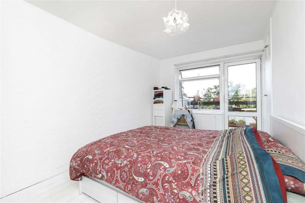 An outstanding duplex flat with roof terrace in a superb central Barnsbury location. - Photo 1