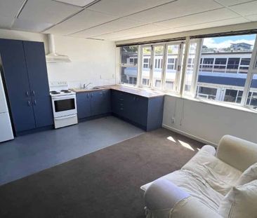 LARGE APARTMENT WITH SPACIOUS LIVING AREAS & BEDROOMS: - Photo 3