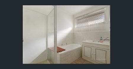 THREE ROOMS AVAILABLE - INTERNET & BILLS INCLUDED - Photo 3