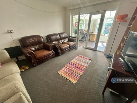 5 bedroom detached house to rent - Photo 2